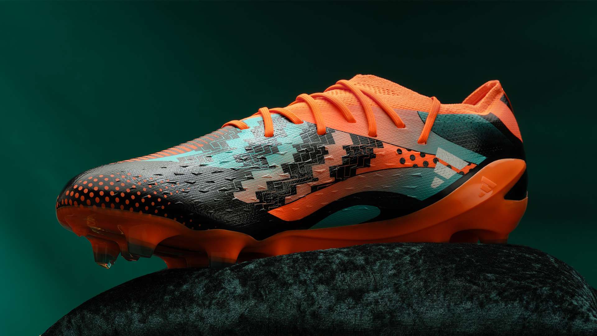 “足球主题文化展‘十五运’站在广州隆重启幕”