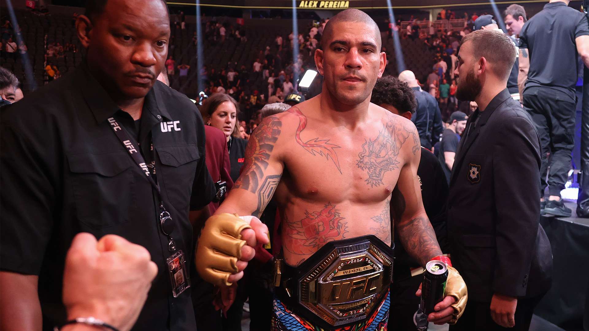 足球背后的 足球背后的